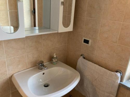 uma casa de banho com um lavatório e um espelho em La casa del Picchio em Vico Canavese