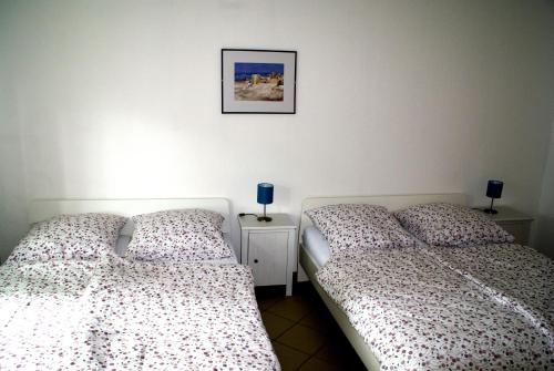 sypialnia z 2 łóżkami i zdjęciem na ścianie w obiekcie Pension Lindenhof w mieście Limburg an der Lahn
