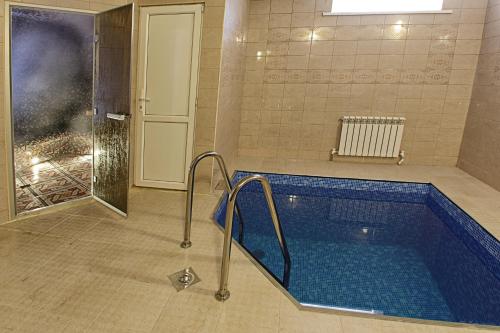 - une salle de bains avec une piscine dans la chambre dans l'établissement Marton Pashkovskiy Krasnodar, à Krasnodar