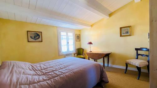 Posteľ alebo postele v izbe v ubytovaní Maison de village familiale avec sa cour lumineuse