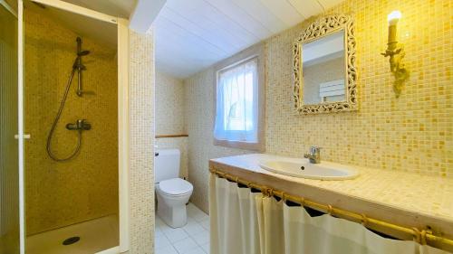 Kúpeľňa v ubytovaní Maison de village familiale avec sa cour lumineuse