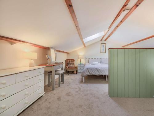 a bedroom with a bed and a desk at 1 Bed in Sidmouth SWCOM in Sidbury