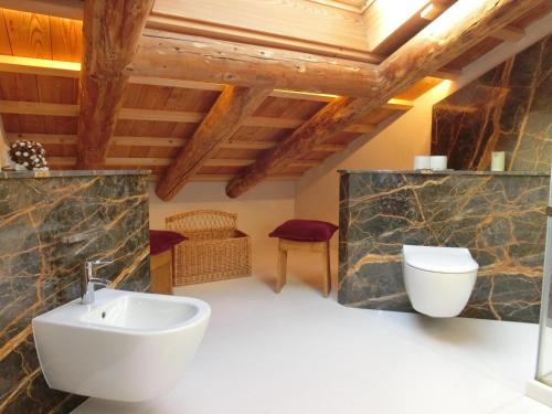 bagno con lavandino e servizi igienici di CORTINA LODGE a Cortina dʼAmpezzo