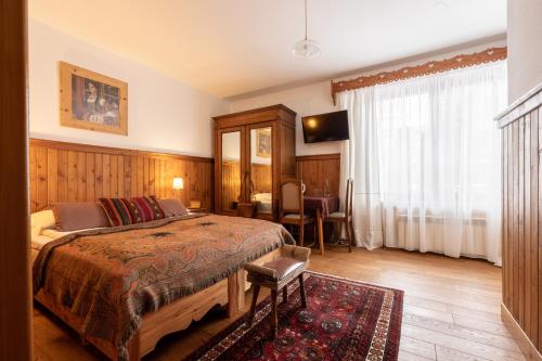 sypialnia z dużym łóżkiem i stołem w obiekcie Willa Staszelówka w Zakopanem