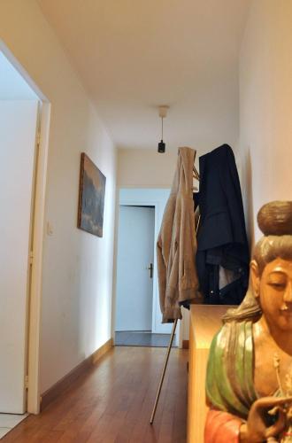 une chambre avec une statue d'une tête sur une table dans l'établissement Le Vendôme, à Lyon