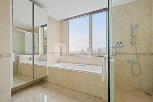 Bathroom sa Altura by Kozystay - 2BR - Great View - Senayan