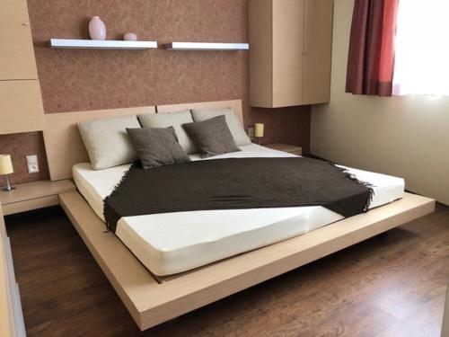 1 dormitorio con 1 cama grande en una habitación en Apartman priamo na svahu, en Donovaly