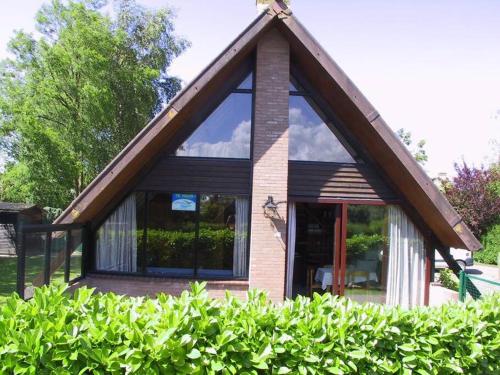 a small house with a large window at De Vlier 23 in Nieuwvliet