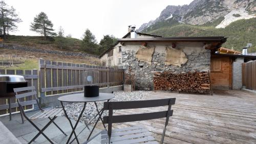 Vista generica sulle montagne o vista sulle montagne dall'interno dell'appartamento