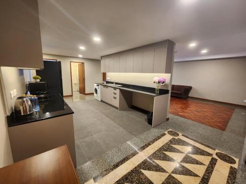 Een keuken of kitchenette bij United Tower Thonglor by Aspira