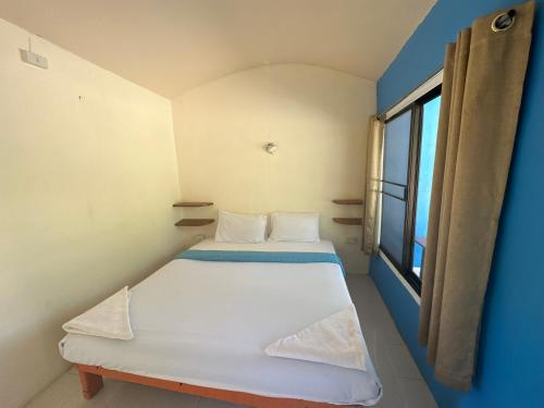 a small room with a bed and a window at Lonely beach complex titanic hotel in beach shopping street markets ในศูนการค้าติดทะเล in Khlaung Phai Bae