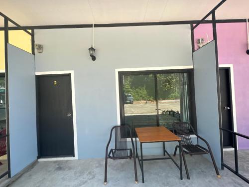 a room with a table and chairs and a door at Lonely beach complex titanic hotel in beach shopping street markets ในศูนการค้าติดทะเล in Khlaung Phai Bae