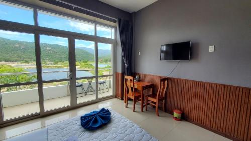 a room with a room with a desk and a television at Khu du lịch Hang Rái - Ninh Thuận in Thôn Thái An