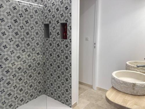 bagno con doccia e servizi igienici di Villa de grand standing les Garrigues a Narbonne-Plage