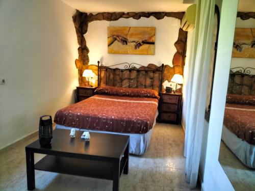 Gibraleón的住宿－FINCA RIODIEL，酒店客房设有两张床和一张桌子。