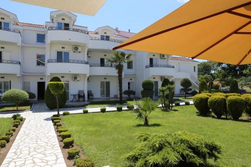 a view of the front of a building at Hotel Comfort & Villas in Donji Štoj