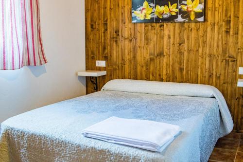 um quarto com uma cama com toalhas em Félix Romero II em Castril