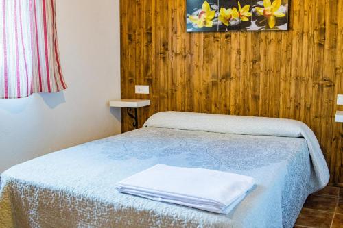Un dormitorio con una cama con toallas. en Apartamento Félix Romero II, en Castril