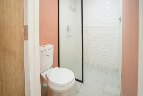 Pare的住宿－OFO Kost Premium Kampung Inggris Pare Syariah Mitra RedDoorz，一间带卫生间和淋浴的浴室