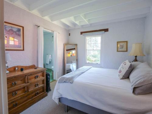 1 dormitorio con 1 cama, vestidor y ventana en Petana Farm Stay en Morton