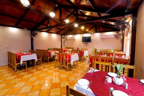 Un restaurante u otro lugar para comer en Hotel Kant Palace