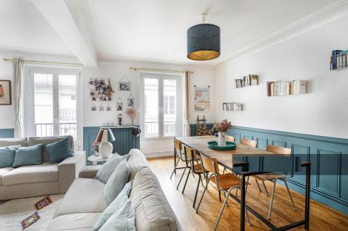 un salon avec un canapé et une table dans l'établissement En plein coeur de Levallois appartement de famille, à Levallois-Perret