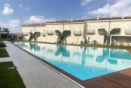 Πισίνα στο ή κοντά στο LIKE at HOME n 11 Poolside Paradise Patio