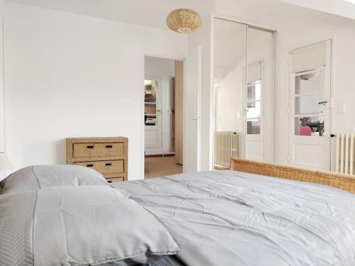 a white bedroom with a large bed and a mirror at Superbe T3 avec terrasse en plein cœur du centre historique in Aix-en-Provence