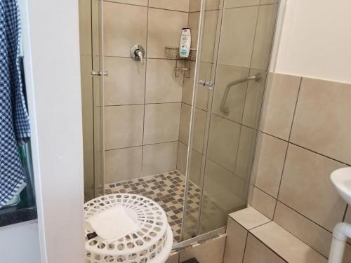 ein Bad mit einer Dusche, einem WC und einem Waschbecken in der Unterkunft Kiaatplace Holiday Apartment in Kingsborough