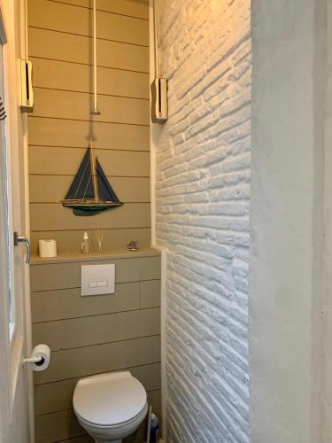 La salle de bains est pourvue de toilettes et d'un bateau sur le mur. dans l'établissement Brooklyn Apartment - Clim- Carnot/Ramblas 250m, à Toulouse