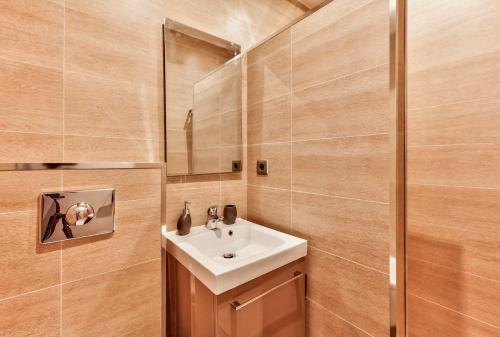 une salle de bain avec un lavabo et un miroir dans l'établissement Suite Montorgueil, à Paris