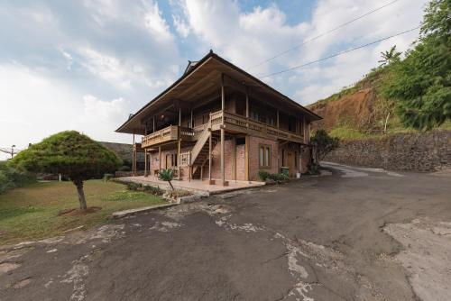 a building on the side of a road at Urbanview Resort Anty Cisarua Tugu Puncak by RedDoorz in Sampal 2