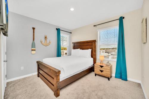 1 dormitorio con cama y ventana en 7655 Oakmoss Loop, en Loughman