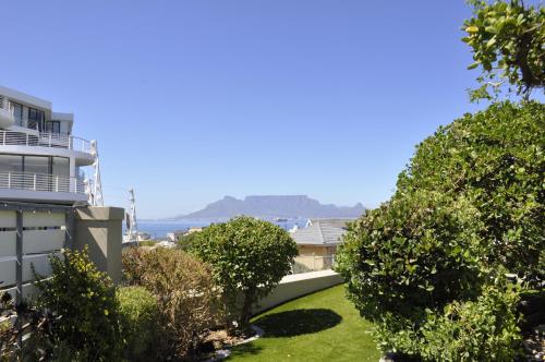 una vista de un edificio con árboles delante de él en BellMatt - Table Mountain and Ocean View Guests Suites, en Ciudad del Cabo