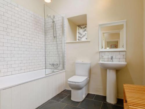 uma casa de banho com um WC e um lavatório em 2 Bed in Chepstow 42837 em Wolves Newton