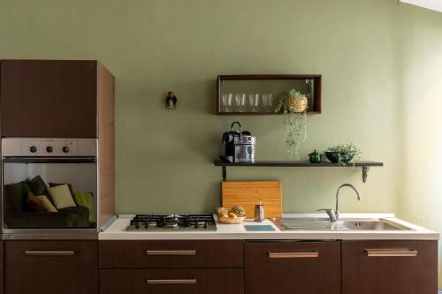 Кухня або міні-кухня у iFlat Classic And Contemporary Home