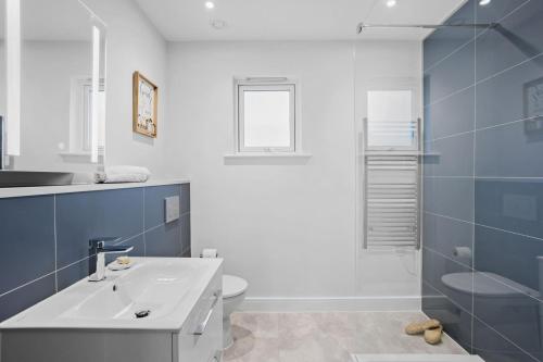 een badkamer met een wastafel, een toilet en een douche bij No 2 The Vista, Willingcott, Woolacombe in Woolacombe