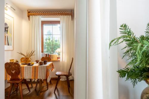 jadalnia ze stołem i oknem w obiekcie Willa Staszelówka w Zakopanem