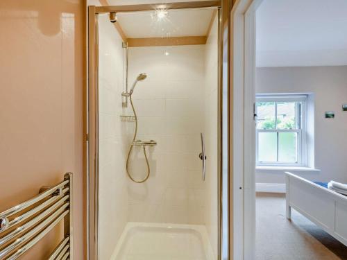 baño con ducha y puerta de cristal en 3 Bed in Bamford PK838, en Bamford
