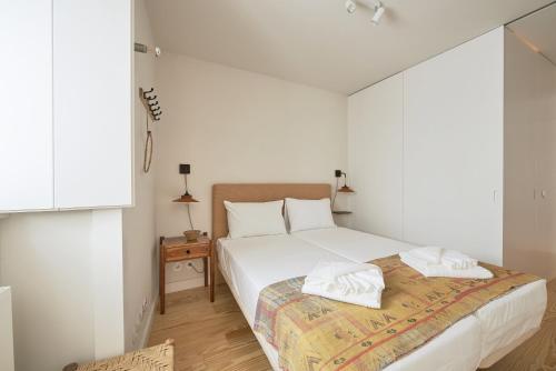 - une chambre avec un lit et 2 serviettes dans l'établissement Lisbon All The Best - Bairro Alto 1, à Lisbonne