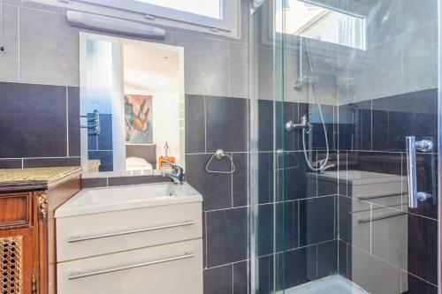 une salle de bain avec douche et lavabo dans l'établissement Cozy 1 bedroom apartment in La Plaine district, à Marseille