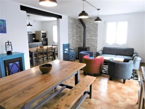 un salon avec une table et des chaises en bois dans l'établissement Maison 5 pièces 8 à 9 personnes avec jardin à 50 m de la plage - AVEL, à Sarzeau