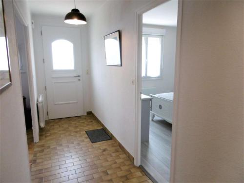 un couloir avec une porte menant à une salle de bains. dans l'établissement Maison 5 pièces 8 à 9 personnes avec jardin à 50 m de la plage - AVEL, à Sarzeau