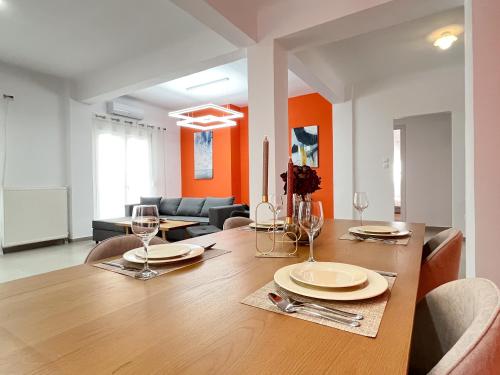 comedor y sala de estar con mesa de madera en 3 Bedroom Apartment Near Flisvos en Atenas