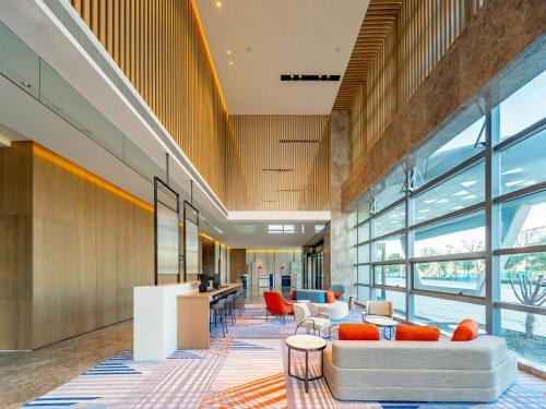 an office lobby with a couch and chairs at Holiday Inn Express Suzhou Bay by IHG in Suzhou