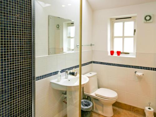 a bathroom with a toilet and a sink at 2 Bed in Stratford-upon-Avon CC025 in Ilmington