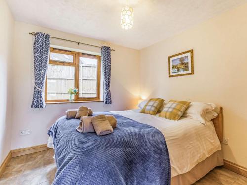 1 dormitorio con 2 camas y ventana en 2 Bed in Worcester CC065, en Clifton upon Teme