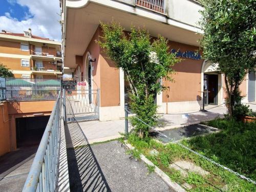 ein Gebäude mit einem Zaun und einem Baum daneben in der Unterkunft Roma e Castelli Romani. in Rom
