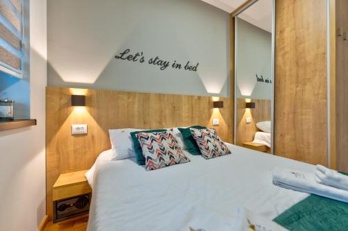 Schlafzimmer mit einem Bett und einem Spiegel an der Wand in der Unterkunft Durmitor 64 - Titova vila in Zlatibor