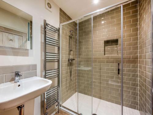 a bathroom with a shower and a sink at 2 Bed in Winchcombe 57828 in Winchcombe